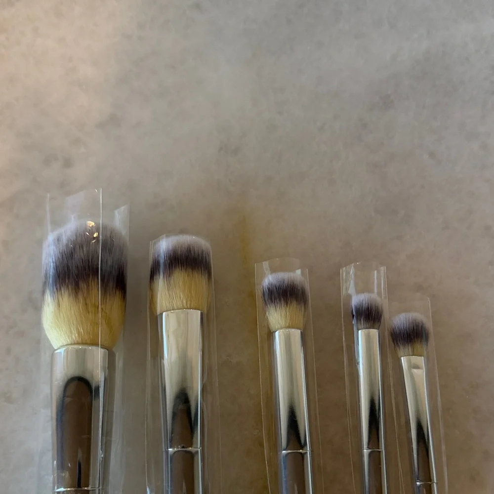 it cosmetics Silver Handle Makeup Brush Set with Two-Tone Bristles